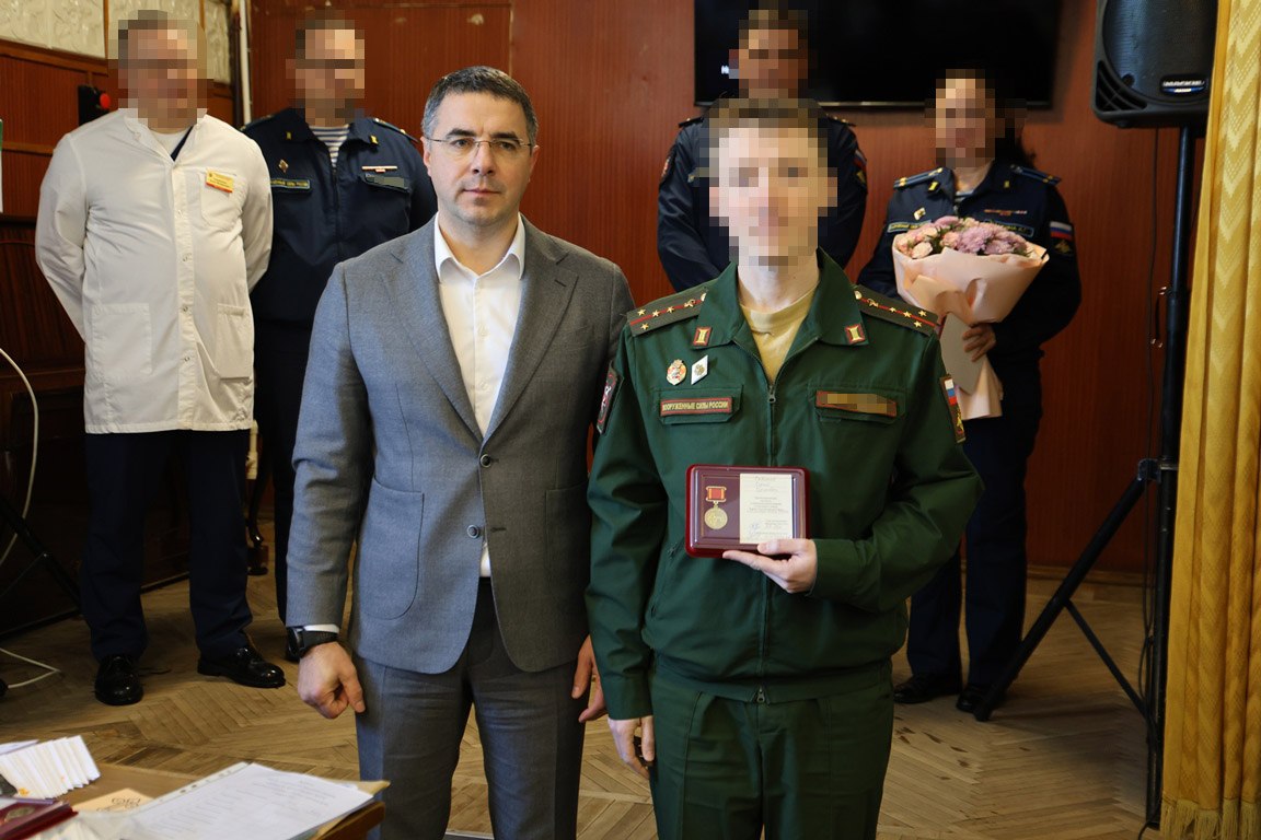 Глава города Тулы Алексей Эрк, первые заместители председателя Тульской городской Думы Анастасия Дементьева и Евгений Смолянинов, депутаты гордумы в преддверии Дня защитника Отечества навестили бойцов, находящихся на лечении... Глава города Тулы Алексей Эрк, первые заместители председателя Тульской городской Думы Анастасия Дементьева и Евгений Смолянинов, депутаты гордумы в преддверии Дня защитника Отечества навестили бойцов, находящихся на лечении...