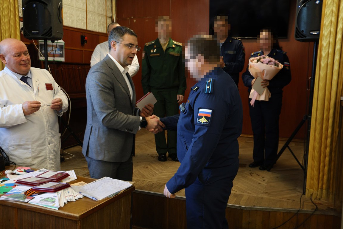 Глава города Тулы Алексей Эрк, первые заместители председателя Тульской городской Думы Анастасия Дементьева и Евгений Смолянинов, депутаты гордумы в преддверии Дня защитника Отечества навестили бойцов, находящихся на лечении... Глава города Тулы Алексей Эрк, первые заместители председателя Тульской городской Думы Анастасия Дементьева и Евгений Смолянинов, депутаты гордумы в преддверии Дня защитника Отечества навестили бойцов, находящихся на лечении...