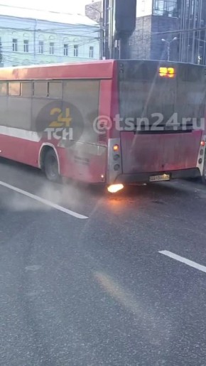 Задняя часть автобуса загорелась на ходу в Туле
