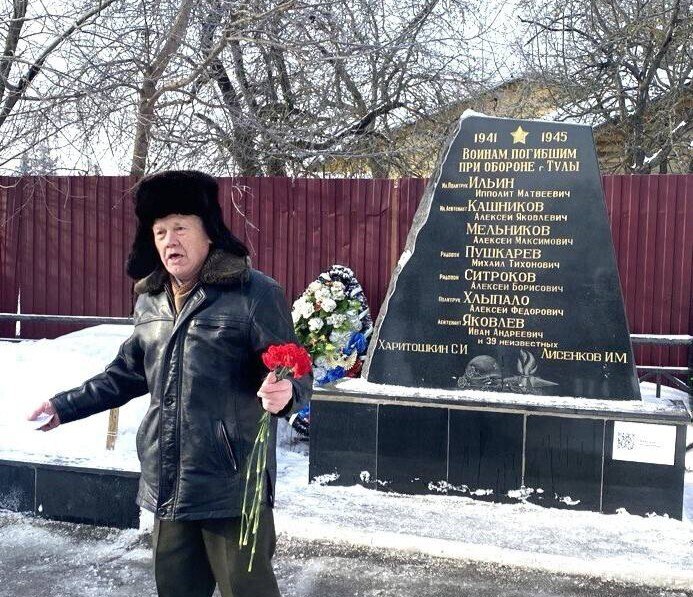 В округах Тулы проходят торжественные возложения цветов к мемориалам В округах Тулы проходят торжественные возложения цветов к мемориалам