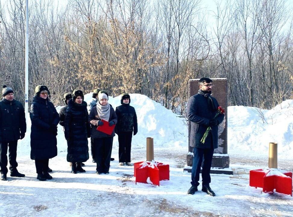 В округах Тулы проходят торжественные возложения цветов к мемориалам