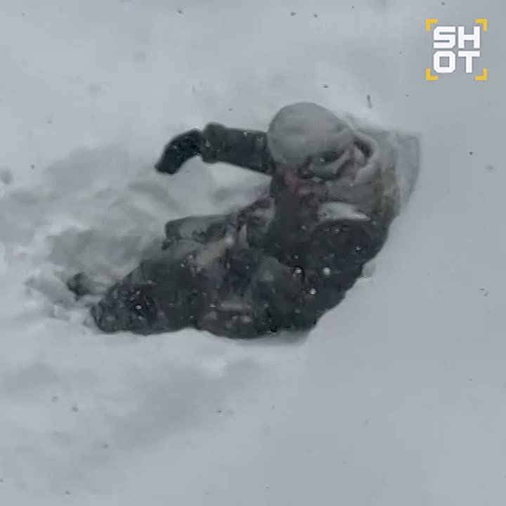 Настроение вечера пятницы: одинокая бабушка, которая в жуткий снегопад очистила лавочку от сугроба и наблюдает за наркоманами и проститутками