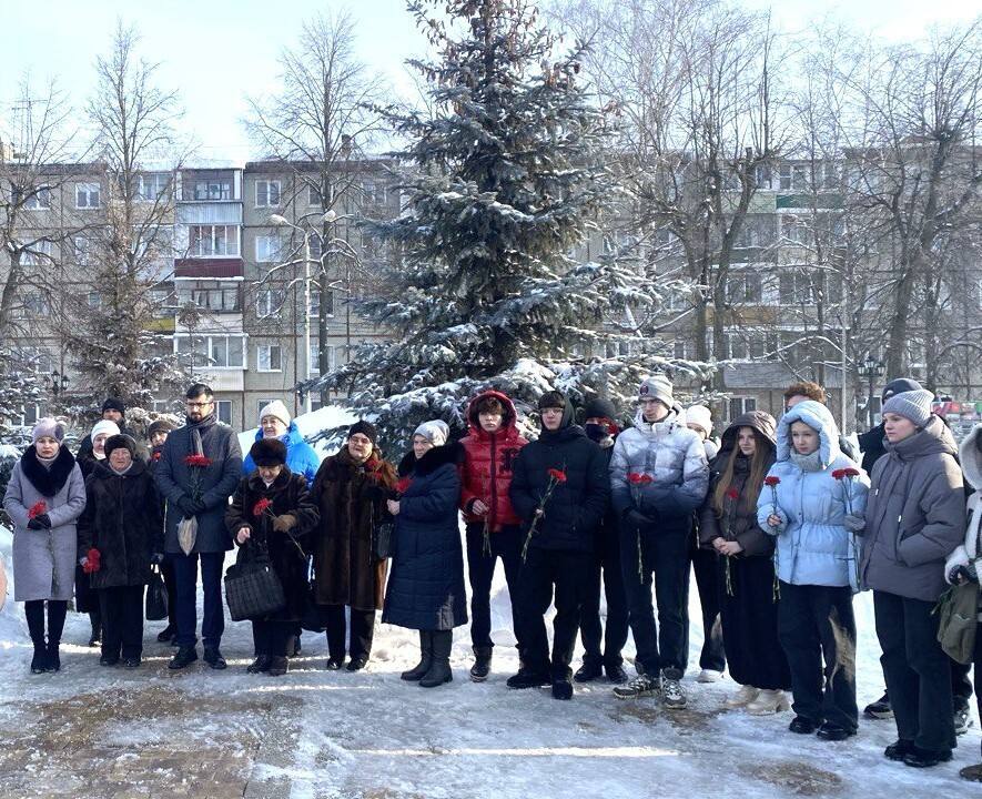 В округах Тулы проходят торжественные возложения цветов к мемориалам В округах Тулы проходят торжественные возложения цветов к мемориалам