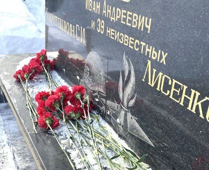 В округах Тулы проходят торжественные возложения цветов к мемориалам В округах Тулы проходят торжественные возложения цветов к мемориалам