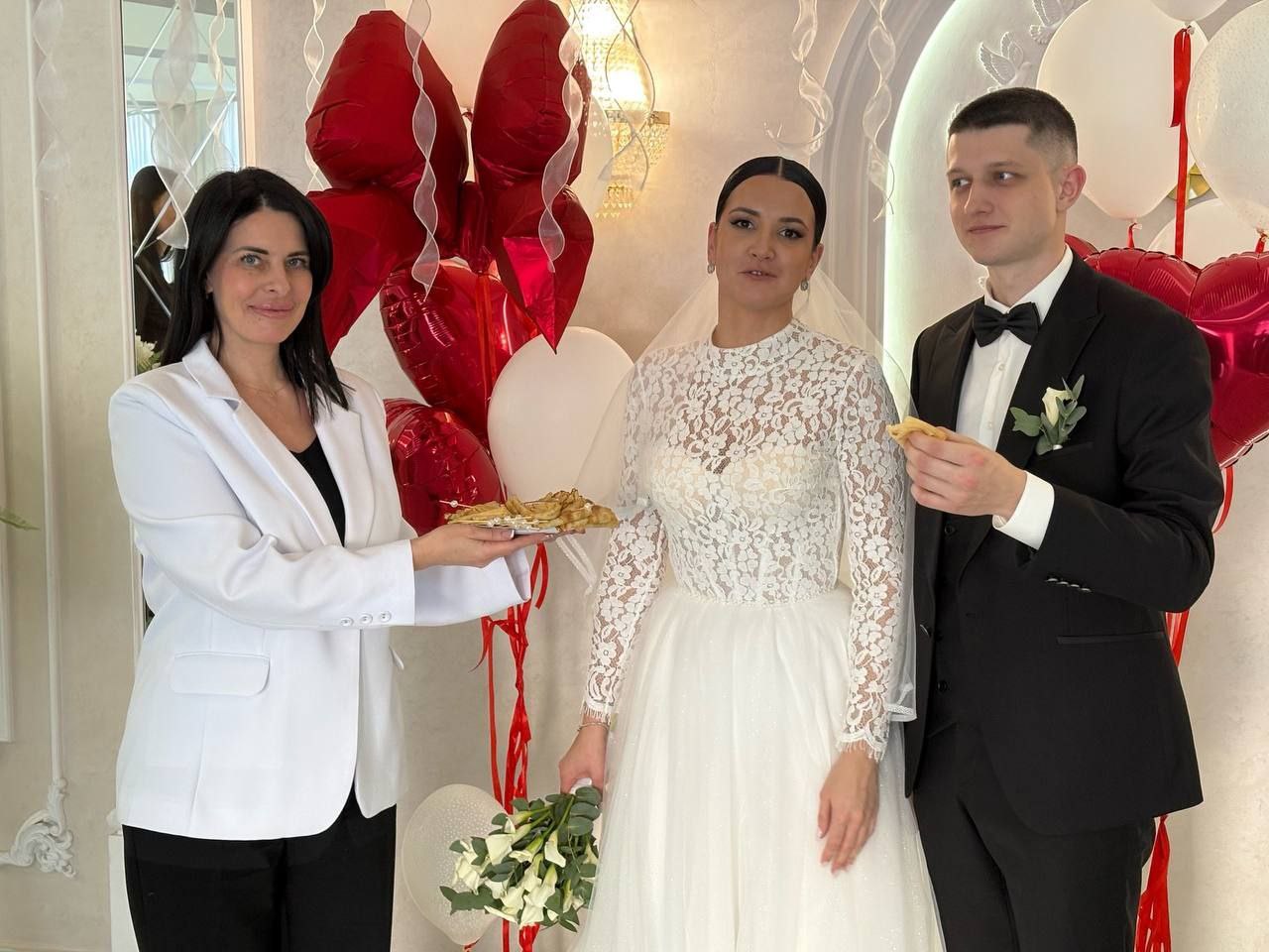 Ах, эти свадьбы!. Сегодня в Новомосковском ЗАГСе особенно романтично: под марш Мендельсона рождались новые семьи и состоялось чествование золотых юбиляров семейной жизни Ах, эти свадьбы!. Сегодня в Новомосковском ЗАГСе особенно романтично: под марш Мендельсона рождались новые семьи и состоялось чествование золотых юбиляров семейной жизни