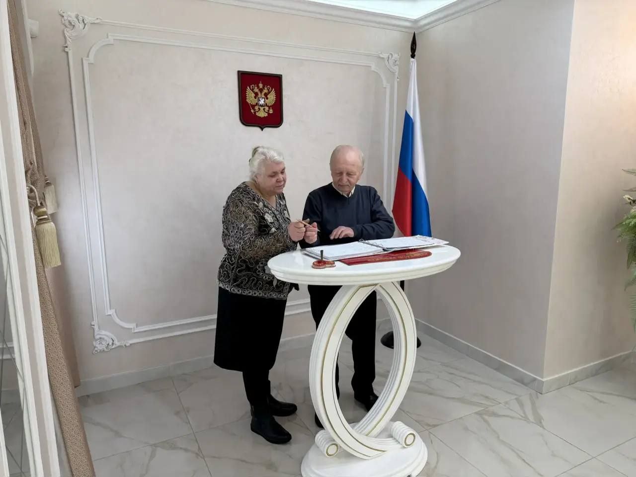 Ах, эти свадьбы!. Сегодня в Новомосковском ЗАГСе особенно романтично: под марш Мендельсона рождались новые семьи и состоялось чествование золотых юбиляров семейной жизни Ах, эти свадьбы!. Сегодня в Новомосковском ЗАГСе особенно романтично: под марш Мендельсона рождались новые семьи и состоялось чествование золотых юбиляров семейной жизни