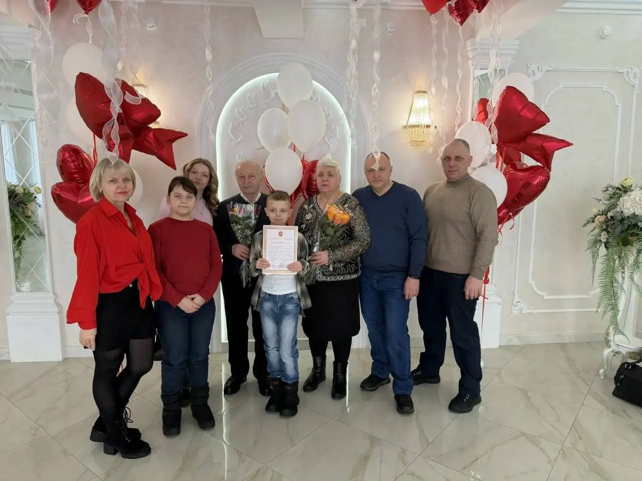 Ах, эти свадьбы!. Сегодня в Новомосковском ЗАГСе особенно романтично: под марш Мендельсона рождались новые семьи и состоялось чествование золотых юбиляров семейной жизни Ах, эти свадьбы!. Сегодня в Новомосковском ЗАГСе особенно романтично: под марш Мендельсона рождались новые семьи и состоялось чествование золотых юбиляров семейной жизни