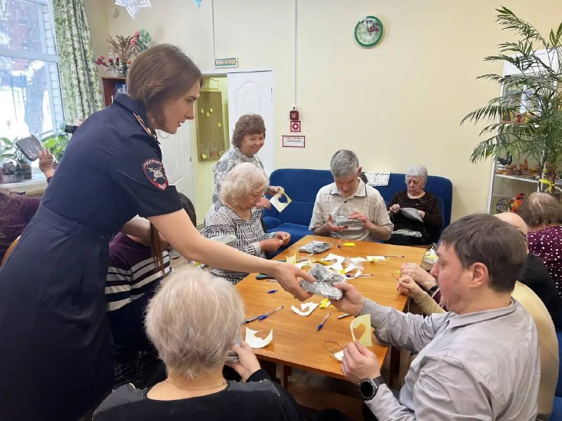 Сотрудники отдела Госавтоинспекции по городу Туле провели мастер-класс по изготовлению световозвращающих элементов для людей «золотого возраста» Сотрудники отдела Госавтоинспекции по городу Туле провели мастер-класс по изготовлению световозвращающих элементов для людей «золотого возраста»