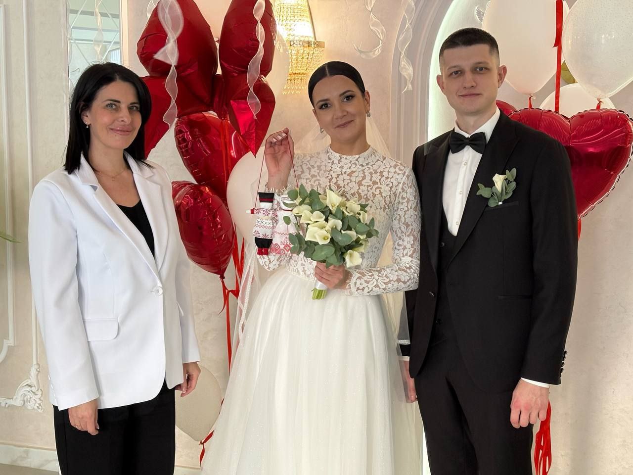 Ах, эти свадьбы!. Сегодня в Новомосковском ЗАГСе особенно романтично: под марш Мендельсона рождались новые семьи и состоялось чествование золотых юбиляров семейной жизни