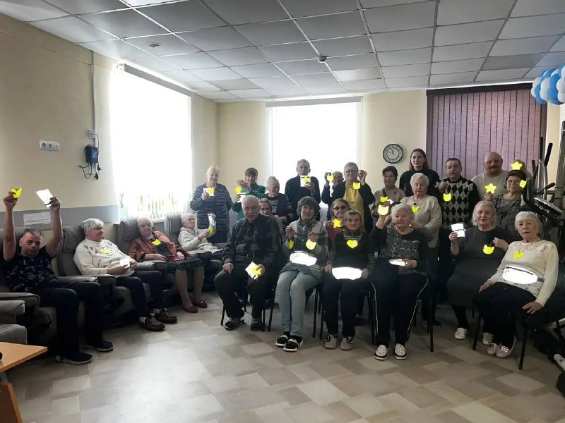 Сотрудники отдела Госавтоинспекции по городу Туле провели мастер-класс по изготовлению световозвращающих элементов для людей «золотого возраста»