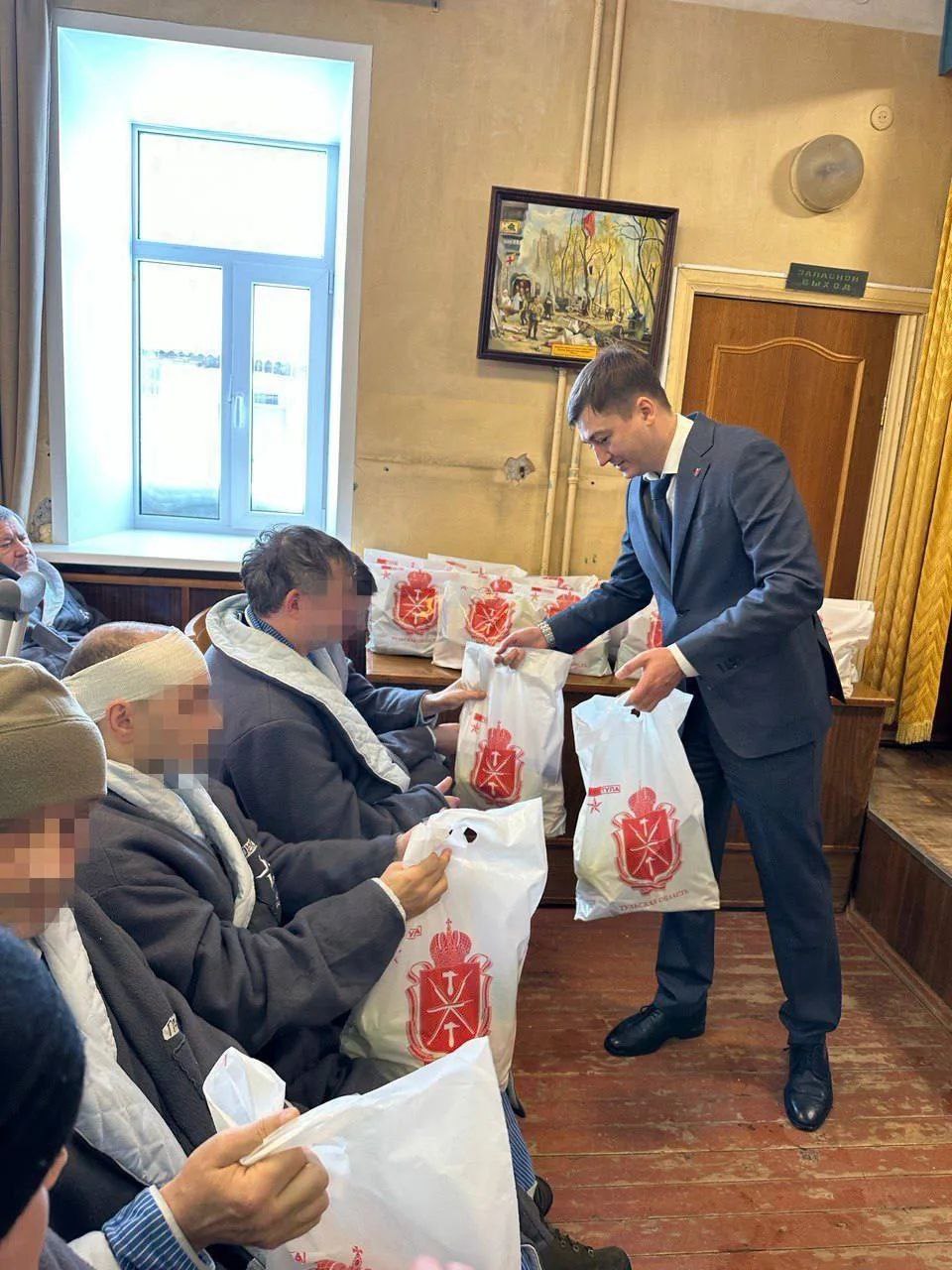 Тульских бойцов, проходящих лечение с госпиталях, по поручению губернатора поздравили с Днем защитника Отечества