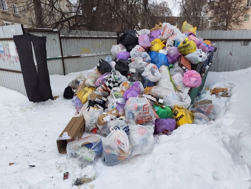 Ситуация с вывозом мусора в Криволучье после снегопада примерно такая