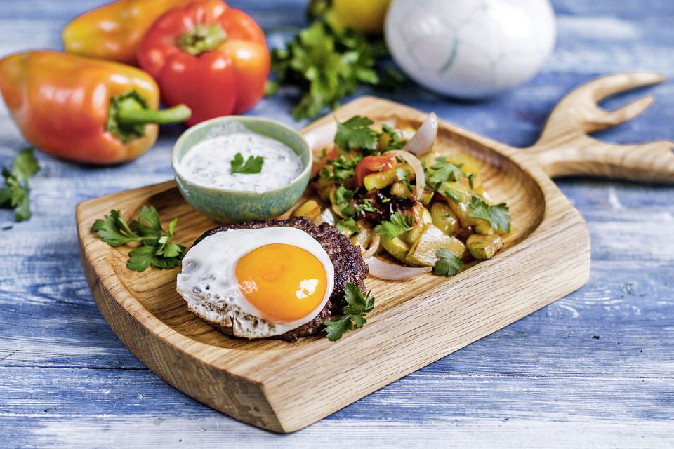 Идеальный бифштекс с глазуньей и запечёнными овощами