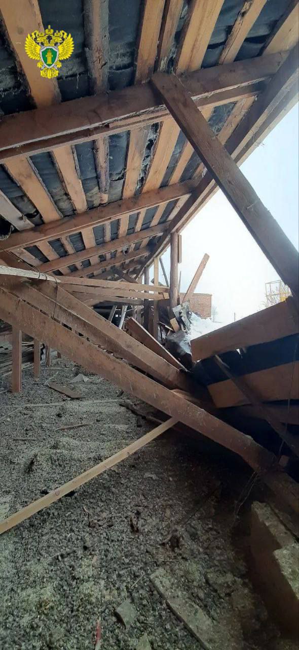 Прокуратура Одоевского района незамедлительно организовала проверку по факту частичного обрушения крыши дома № 106 по ул. 50 лет Октября р.п. Одоев