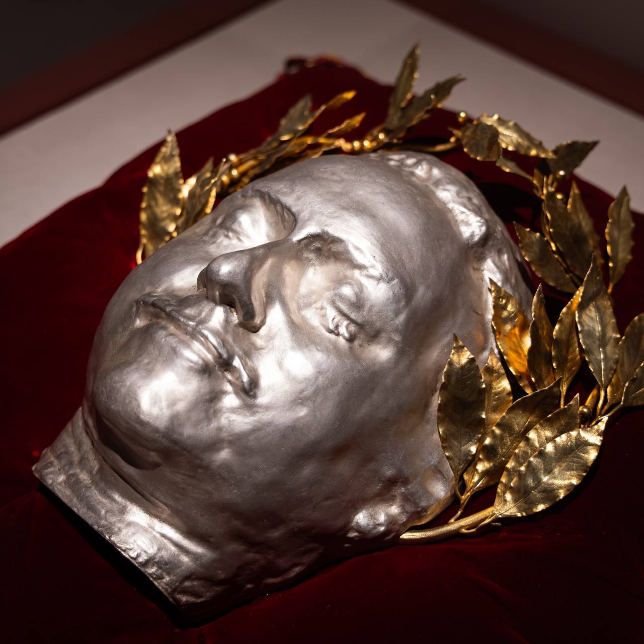 19 февраля в филиале Государственного исторического музея в Туле состоялось открытие выставки «Сокровища полковых музеев. Традиции и реликвии российской армии», которая погружает посетителей в военную историю страны. 19 февраля в филиале Государственного исторического музея в Туле состоялось открытие выставки «Сокровища полковых музеев. Традиции и реликвии российской армии», которая погружает посетителей в военную историю страны.