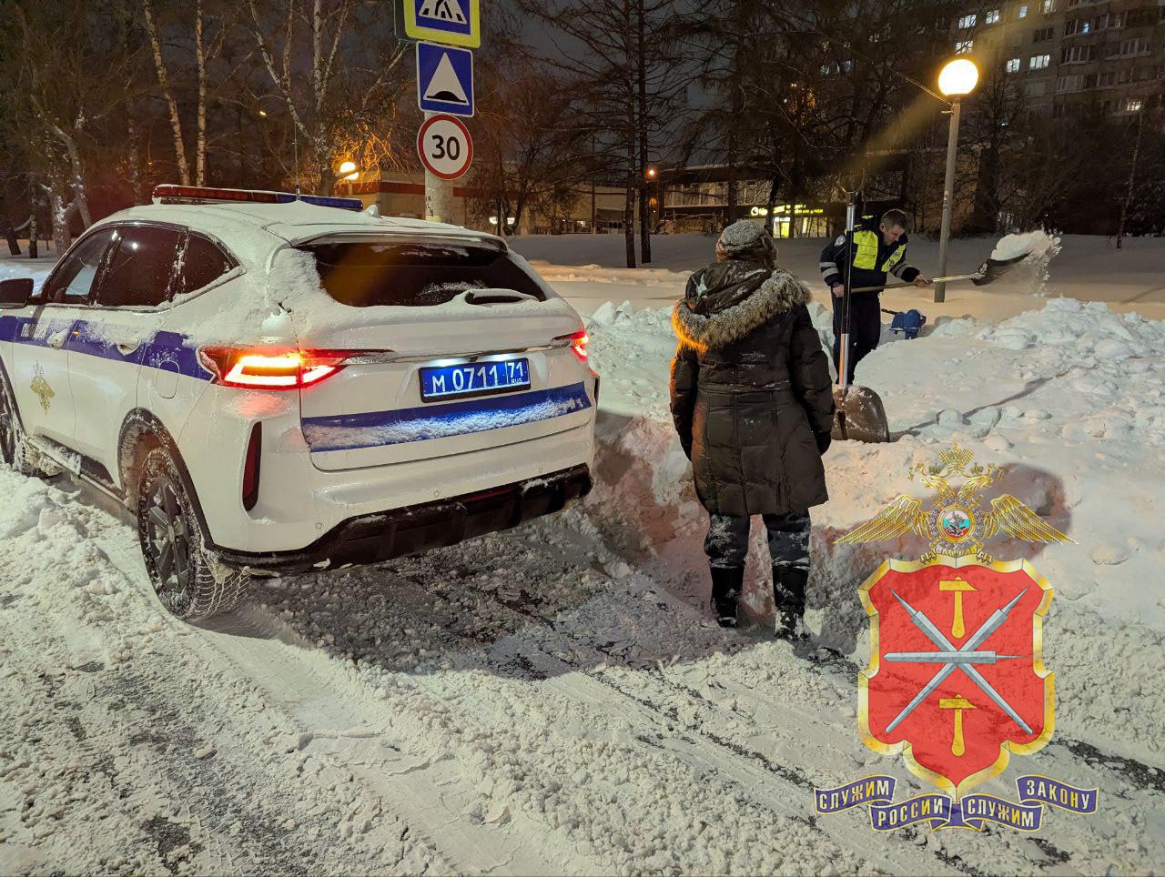 В Туле сотрудники Госавтоинспекции помогли пенсионерке в сложных погодных условиях В Туле сотрудники Госавтоинспекции помогли пенсионерке в сложных погодных условиях