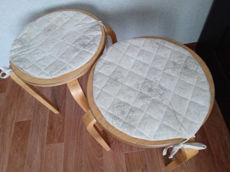 Практичные уютные сидушки из остатков ткани и синтепона