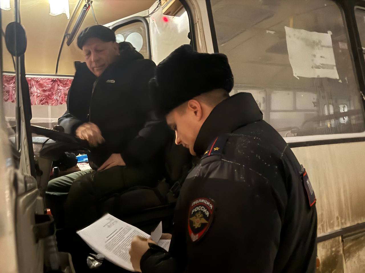 Сотрудники отдела Госавтоинспекции ОМВД России по городу Новомосковску Тульской области провели предрейсовый инструктаж для водителей