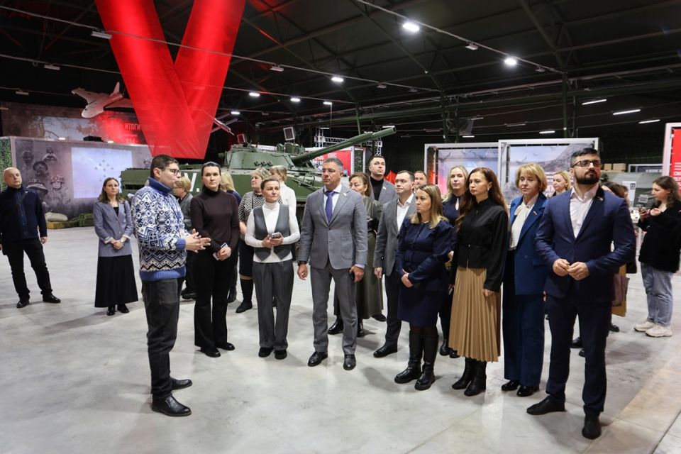 Глава города Тулы Алексей Эрк, депутаты гордумы, матери участников спецоперации посетили новую экспозицию в парке «Патриот – Тула» «Мы знаем, ZA что сражаемся!», посвященную СВО и ее героям