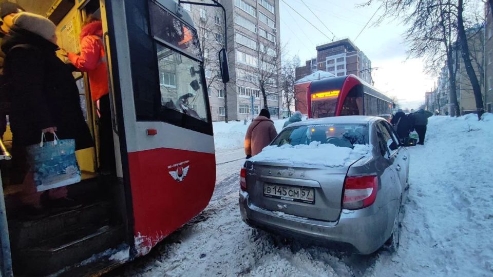 Встал трамвай из-за брошенного авто: вернут ли деньги за проезд?