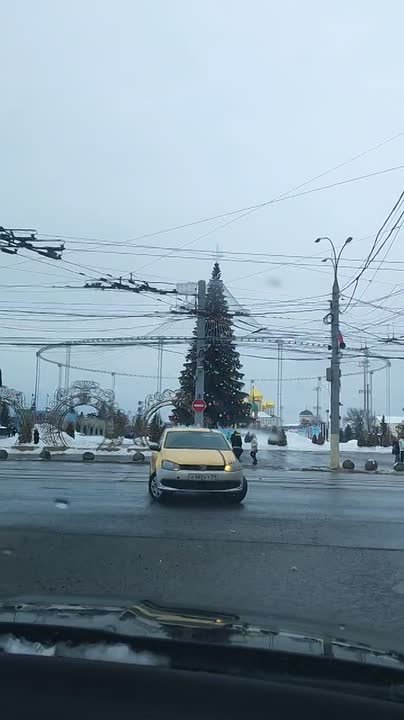 Если у вас ещё нет селфи у ёлочки, поторопитесь, она будет радовать глаз до 1 марта