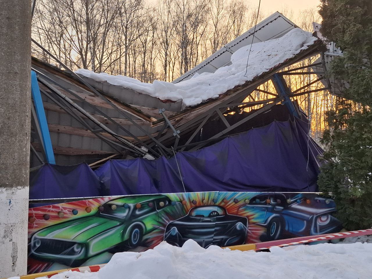 Читатели «Тульской прессы» сообщают, что в Центральном парке культуры и отдыха имени П. П. Белоусова на автодроме обвалилась крыша Читатели «Тульской прессы» сообщают, что в Центральном парке культуры и отдыха имени П. П. Белоусова на автодроме обвалилась крыша