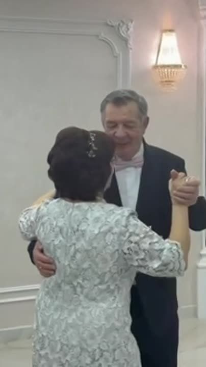 Теперь Новомосковск: чествуем юбиляров семейной жизни