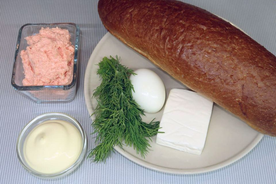 Невероятно вкусные и бюджетные бутерброды с икрой мойвы для праздничного стола