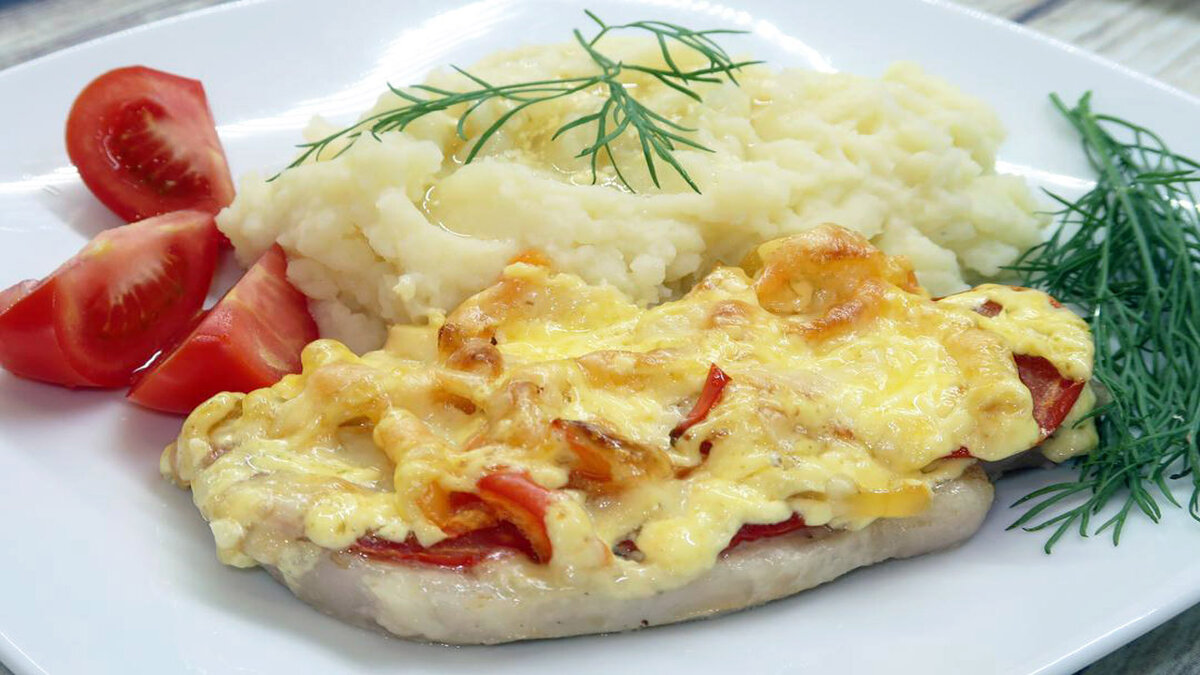 Сочные отбивные из свинины с помидорами и перцем: просто и вкусно