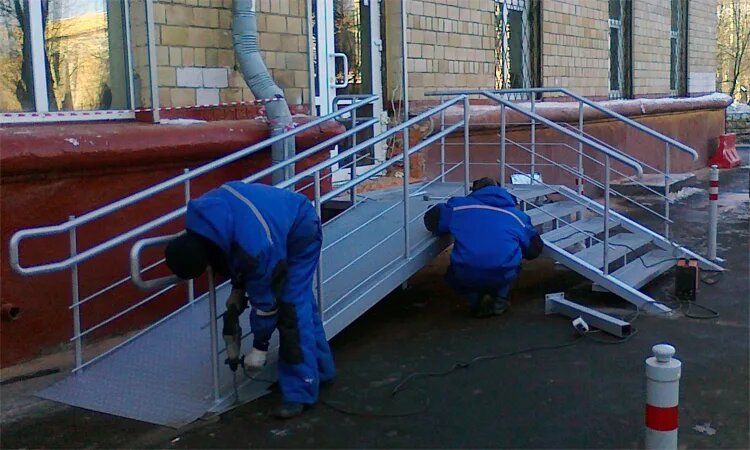 Как добиться установки пандуса: законные шаги для маломобильных граждан в 2026 году