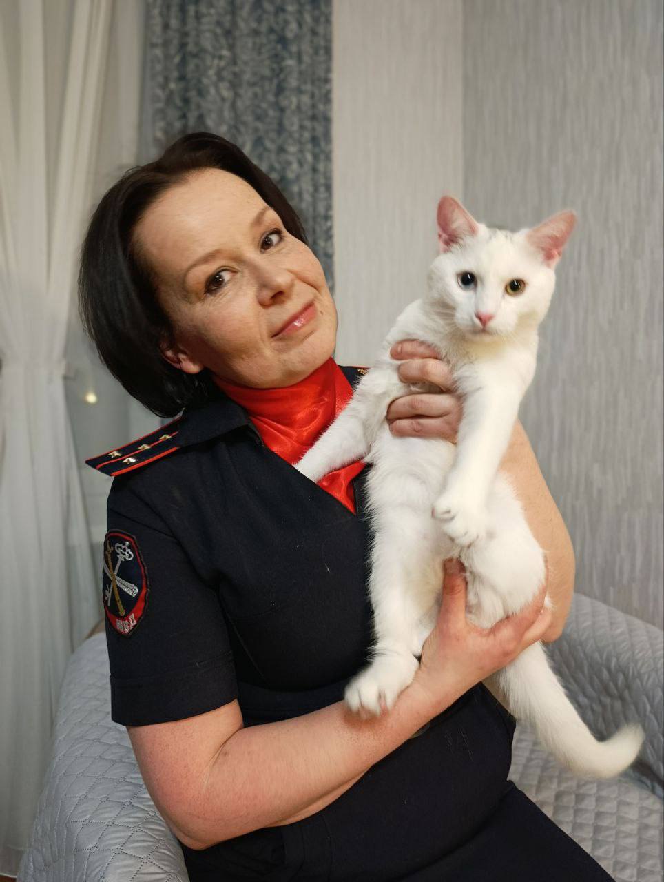 #ДоброеУтро и отличного настроения в День кошек в России желают вам старший референт отделения информации и общественных связей УМВД России по Тульской области Татьяна Кравцова и её кот Батон