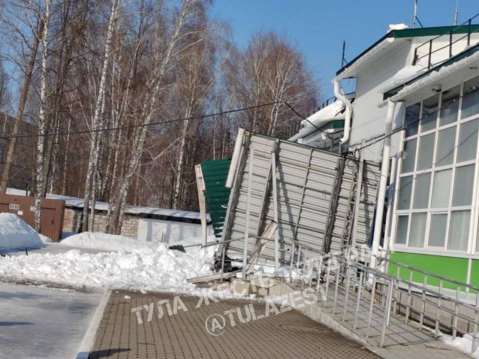 Днем в воскресенье, 1 марта, в Суворове Тульской области обрушилась входная группа Дворца спорта