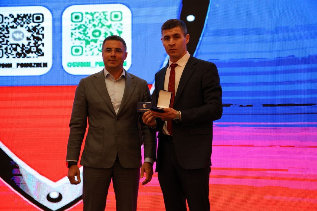 Глава города Тулы Алексей Эрк поздравил волонтерское движение "Своих не бросаем!" с четырехлетием основания Глава города Тулы Алексей Эрк поздравил волонтерское движение "Своих не бросаем!" с четырехлетием основания