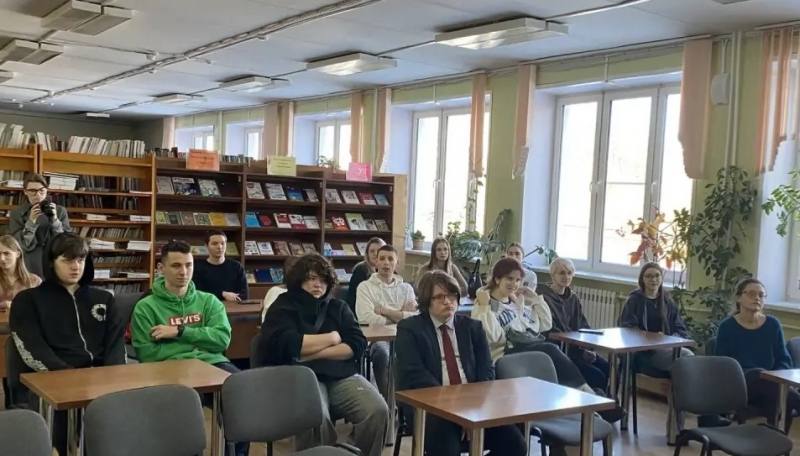 В Туле сотрудник полиции провел для студентов занятие по профилактике экстремизма «Не стань марионеткой: твой выбор — твоя ответственность» В Туле сотрудник полиции провел для студентов занятие по профилактике экстремизма «Не стань марионеткой: твой выбор — твоя ответственность»