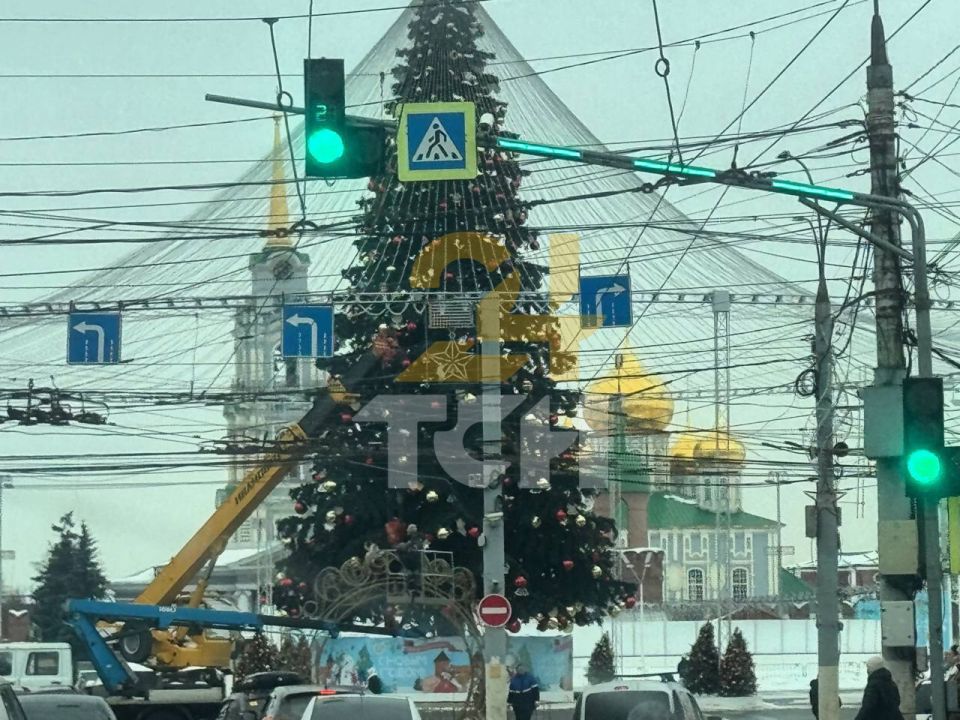 На Площади Ленина начали разбирать шатёр