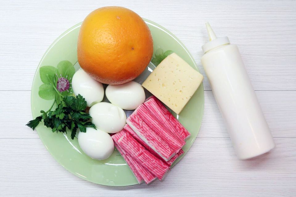 Необычный салат с крабовыми палочками и грейпфрутом для праздничного стола