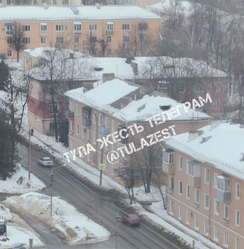 В трёхэтажке на ул. Шухова обрушилась часть кровли под тяжестью снега