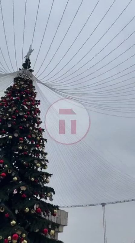 Ну вот и всё. Главную ёлку Тулы стали разбирать