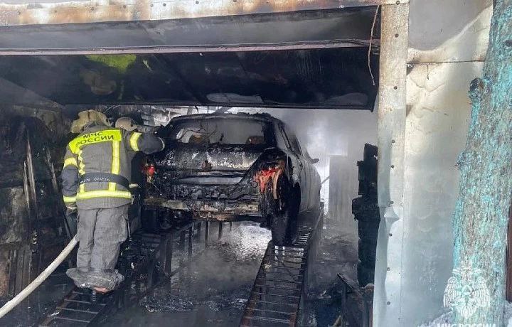 Спасатели в Суворове вызволили мужчину из горящего автомобиля