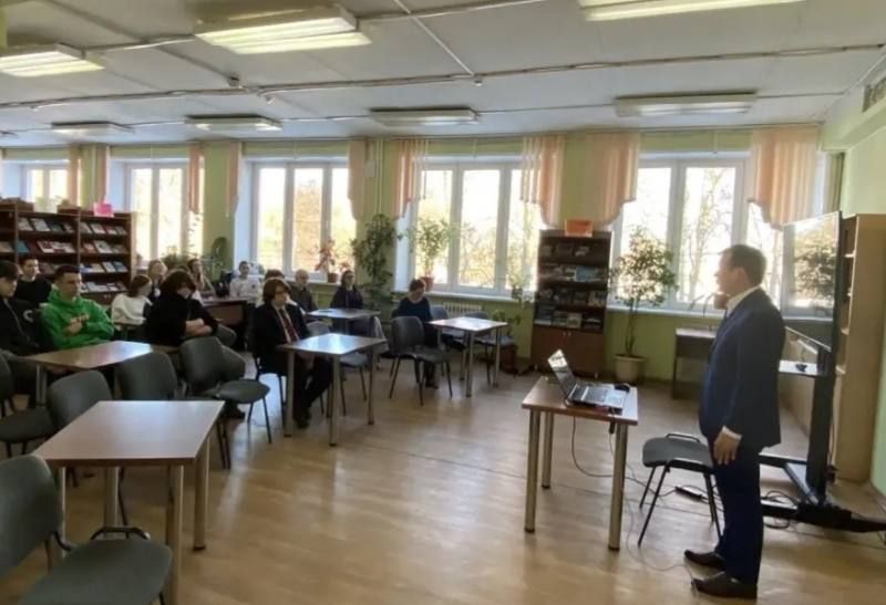 В Туле сотрудник полиции провел для студентов занятие по профилактике экстремизма «Не стань марионеткой: твой выбор — твоя ответственность»