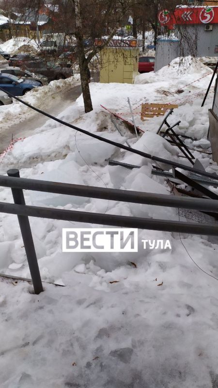 "Никто не проскочет, никто не пройдёт": огромная наледь завалила вход в почтовое отделение 12