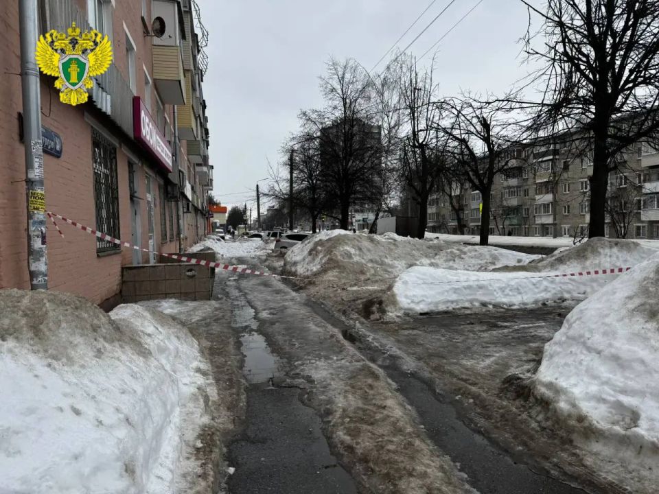 Прокуратура Пролетарского района г. Тулы незамедлительно организовала проверку по факту повреждения ограждения крыши дома № 80 по улице Металлургов в результате схода снега с кровли