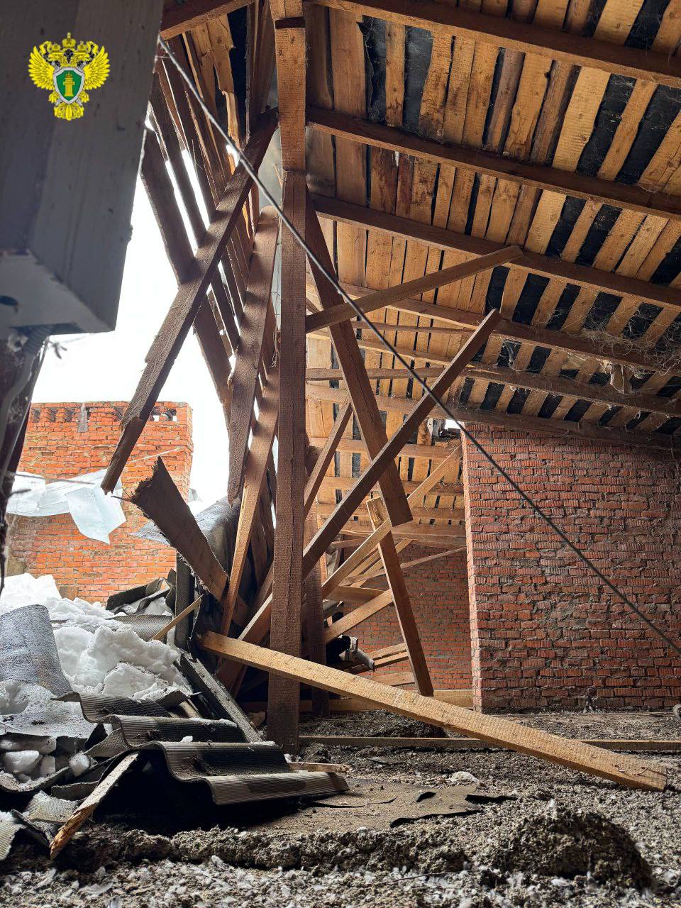 «Кровлепад» продолжается: в поселке Сосновый Заокского района обрушилась крыша дома № 5