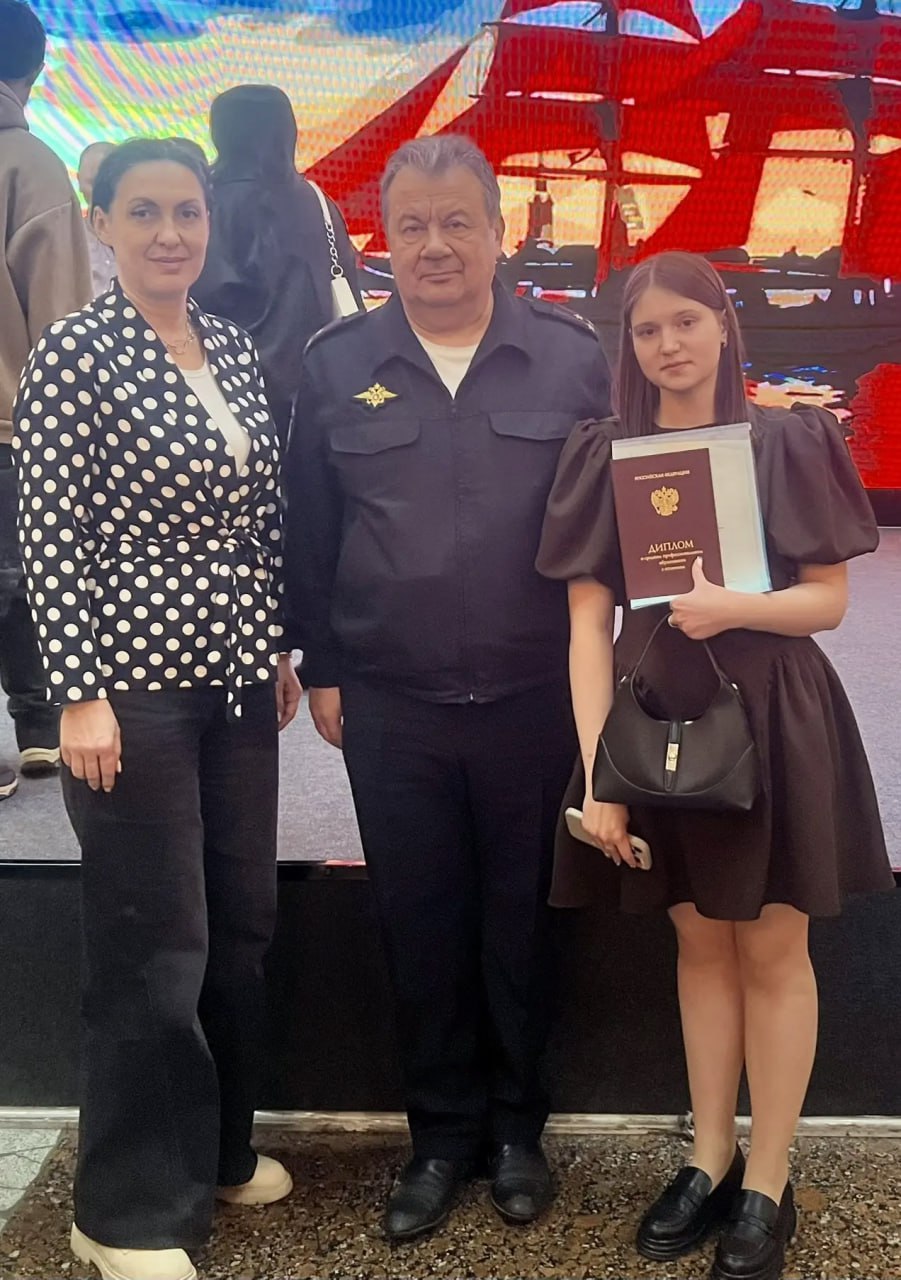 В Туле полицейские и общественники приняли участие в церемонии вручения дипломов выпускникам технологического колледжа В Туле полицейские и общественники приняли участие в церемонии вручения дипломов выпускникам технологического колледжа