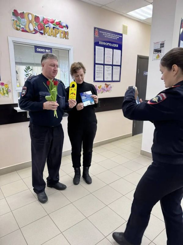 Сотрудники отделения МРЭО №11 Госавтоинспекции УМВД России по Тульской области провели акцию «Цветы для автоледи»