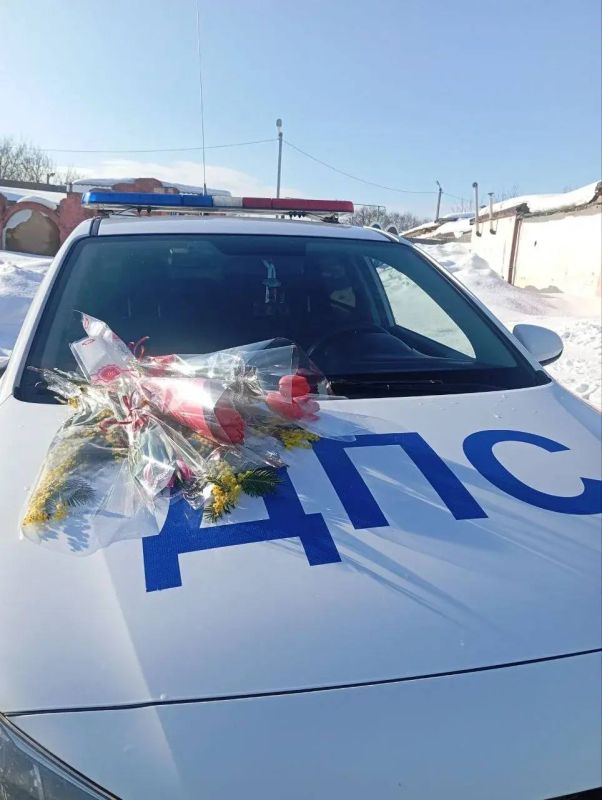 Сотрудники Богородицкой Госавтоинспекции присоединились к традиционной акции «Цветы для автоледи»