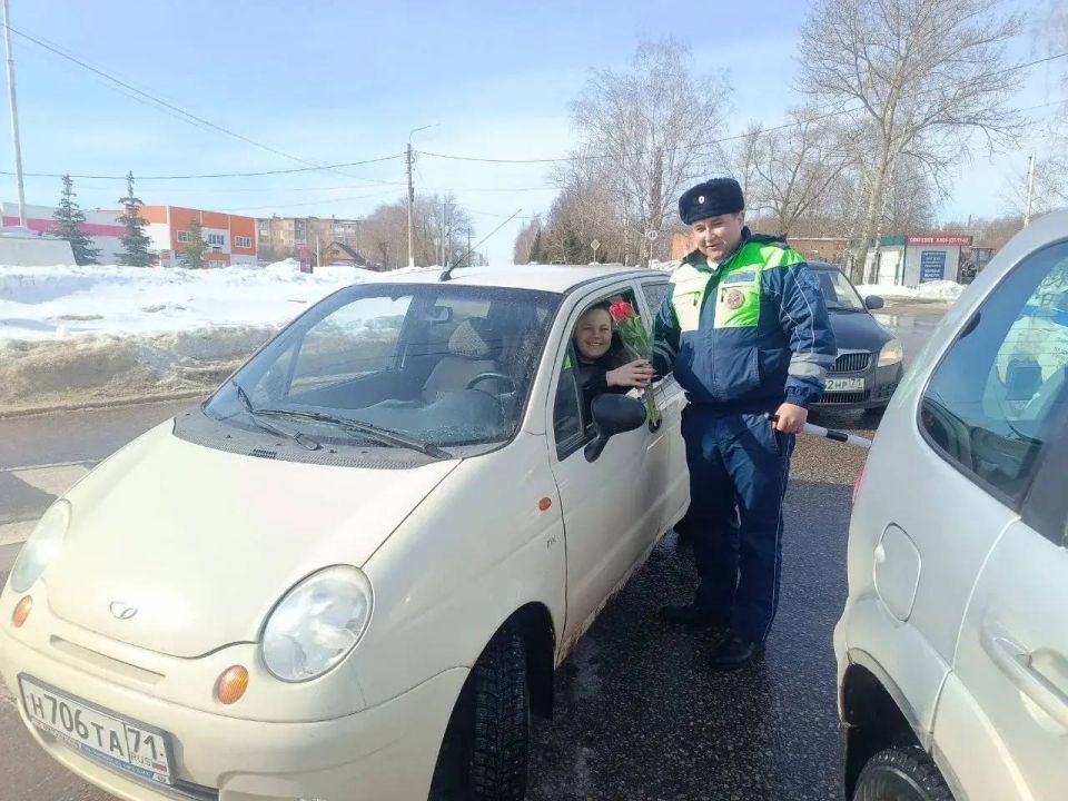 Внимание на дорогах: акция «Цветы для автоледи»