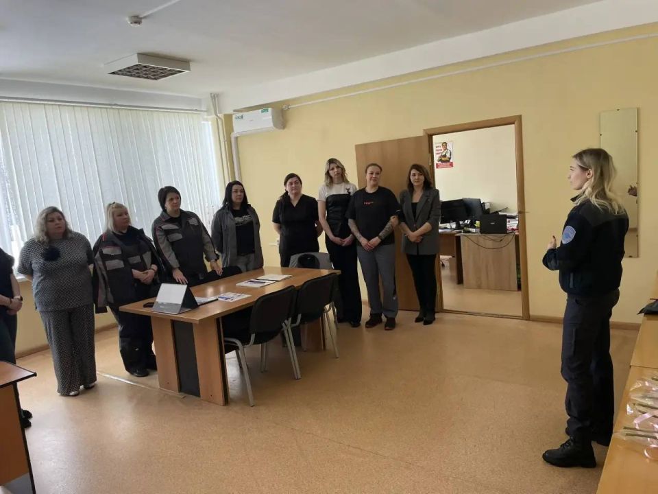 Сотрудники отделения Госавтоинспекции ОМВД России по Киреевскому району Тульской области поздравили сотрудниц одного их предприятий с Международным женским днем