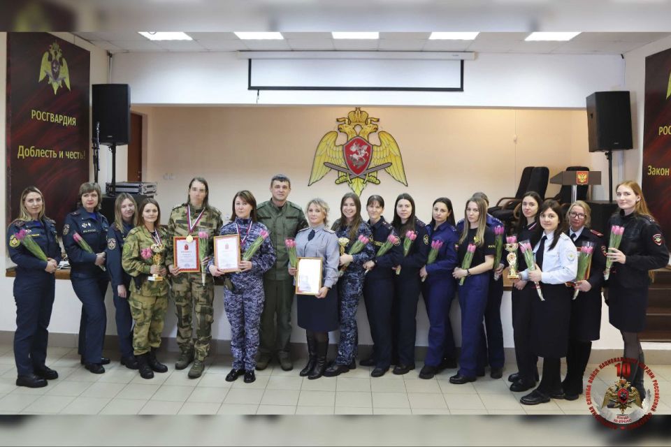 8. Росгвардейцы провели турнир по стрельбе, приуроченный к Международному женскому дню в Туле В турнире приняли участие сотрудницы Росгвардии, ФСБ, МВД, ФСИН, МЧС и других силовых ведомств. Участницы соревнований произвели...
