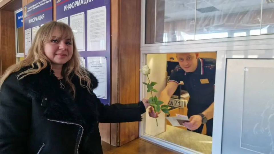 Сотрудники отделения МРЭО приняли участие в акции «Цветы для автоледи»